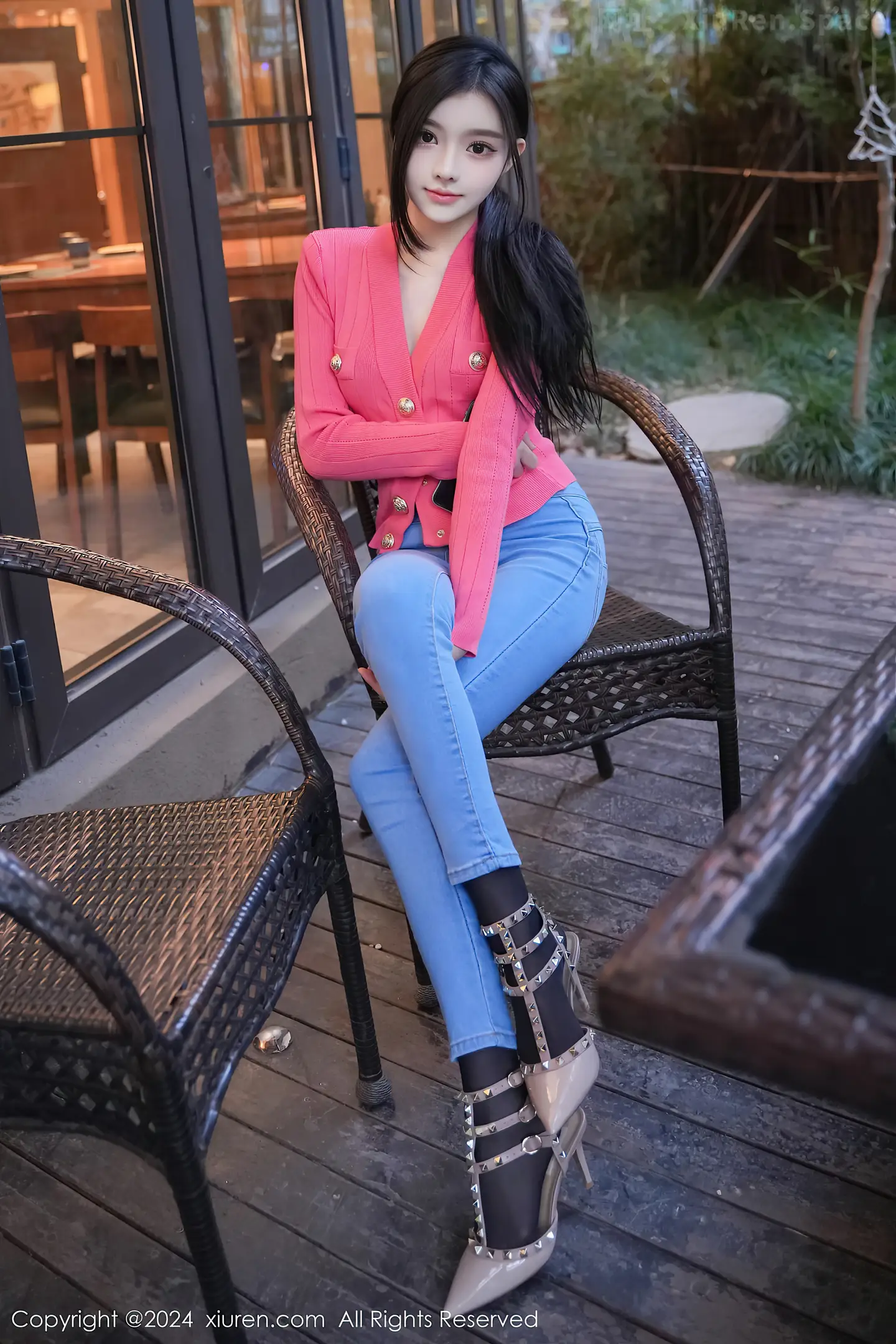 图片[2]-[XiuRen秀人网]VOL.8091 新人模特龙雪儿脱牛仔裤露性感黑色内衣配开档黑丝极致魅惑写真69P-秀人网官方网站